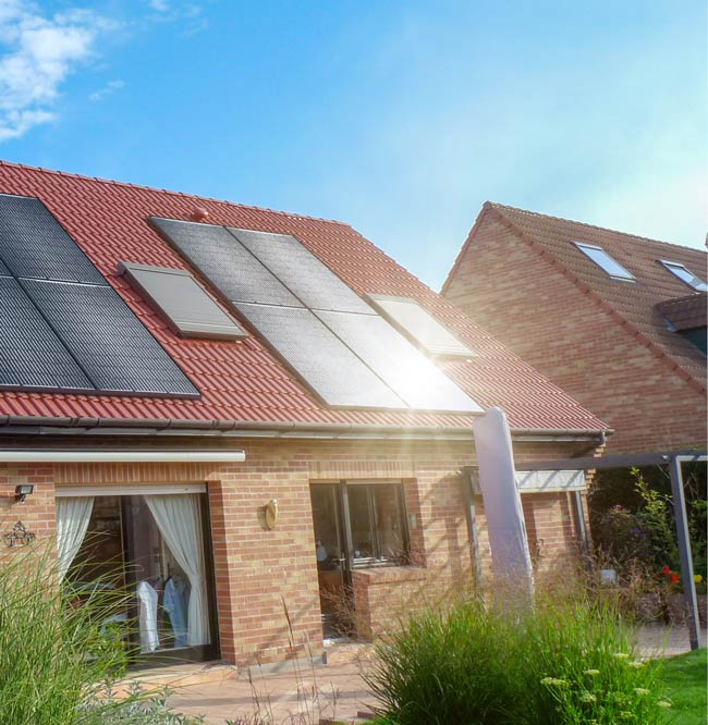 maison jardin panneaux solaires
